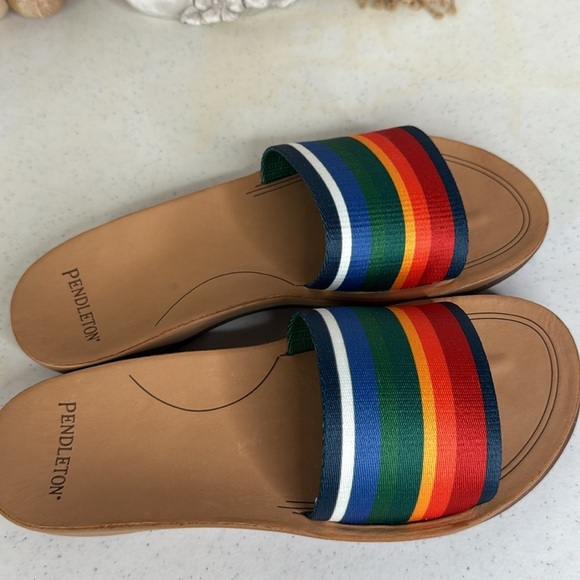 Pendleton Crater Lake Slide Sandals (For Women)
Sz 6 - Picture 7 of 9